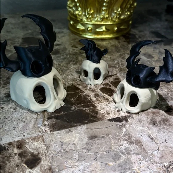 HALLOWEEN DECOR | Gothic Skull Decor Set in Black and Cream - Picture 5 of 6